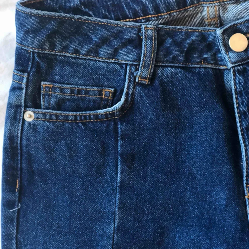 Mörkblå jeans i mycket bra skick. Medelhög midja och straight fit. Söm framtill. Använda en gång och säljes pga stora o storleken . Jeans & Byxor.