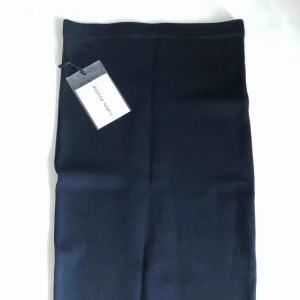  - En helt ny tight tubkjol från Carin Wester. Den är S, men kan själv inte ha den då den är så tight, skulle nästa säga att den är XS. Den går till strax över knäna.