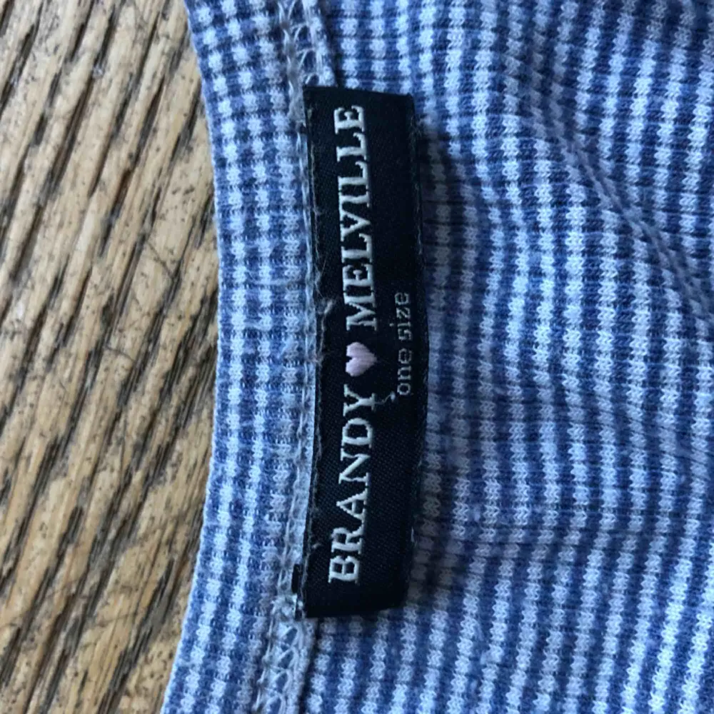 En fin tröja från brandy Melville i fint skick. Inköpt för 250kr. Passar flera storlekar pågrund av stretch. Jag på bilden har storlek S/M. Möts upp eller så står köparen för frakt. T-shirts.