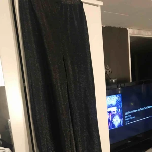  - Festbyxor från na-kd, hannalicious kollektion! Slutsålda. Superfina på då de verkligen formar sig efter kroppen, hög midja’