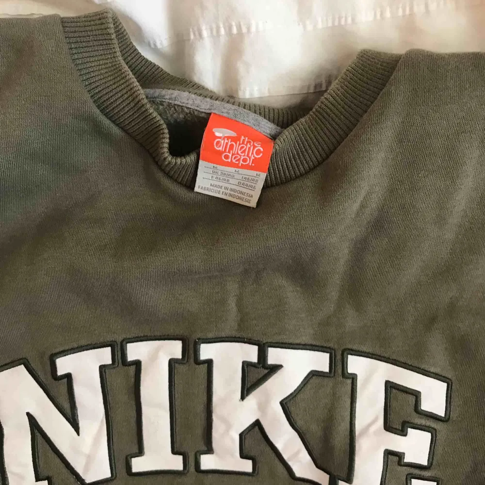 Grön Nikesweatshirt, köpt i Köpenhamn på episode. Bra skick!! Väldigt mjuk o skön. Kan frakta men möts helst i Stockholm. Hoodies.