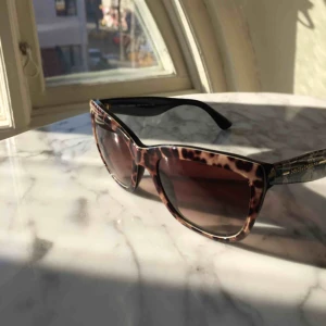  - Solglasögon med gradal-toning på glaset.  Äkta från Dolce&Gabbana.