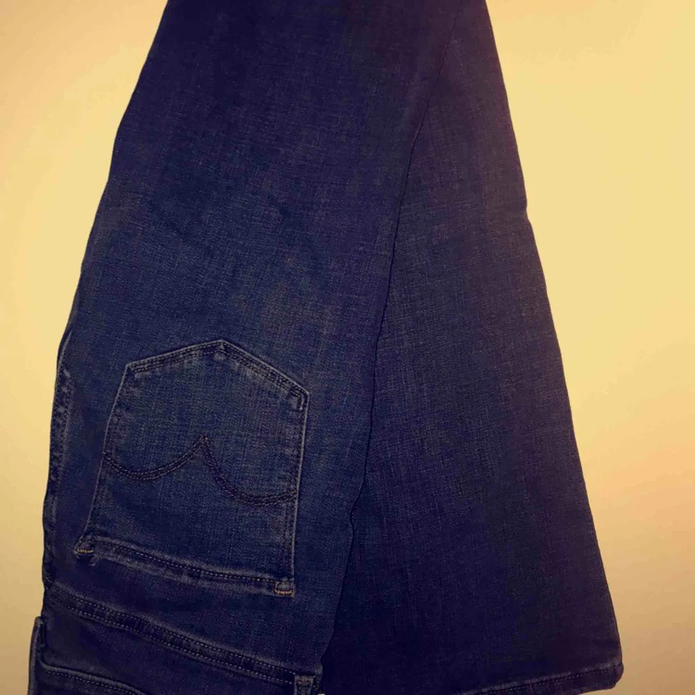 Jätte fina flaired jeans från Levis i storlek 27, i bra skick. Köparen står för frakten🌹. Jeans & Byxor.