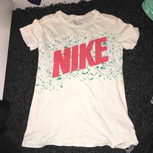 Formgivande Nike T-shirt, jätte bekväm 
