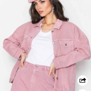  - En oversize jeansjacka i gammelrosa, säljer den pga att jag inte trivs i starka färger (gjorde ett försök men jaja) den är aldrig använd bara testad och lappen sitter kvar! Jag har en blandning av S & M och den sitter jättebra! Ordinariepris:600kr