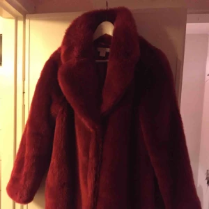  - Superskön, varm o snygg vinröd fuskpäls. Som ny, endast använd ett fåtal ggr. Ordinariepris 499. Möts upp i sthlm lr fraktar. Köparen står för frakt. 