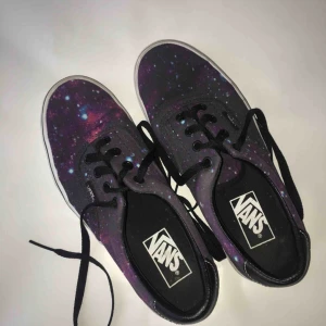  - Sjukt snygga Vans med spacetryck. Endast använda någon gång vilket såklart syns lite på den vita sulan, jag ska tvätta rent så gott det går men i övrigt är de som nya!💛