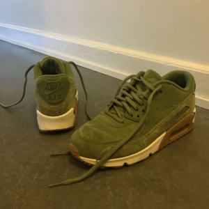  - Så gott som nya. Använt cirka 7 gånger och säljer eftersom för stora på mig! Nike AIR MAX 90.   Köptes för 1499 kr. Pris kan diskuteras 