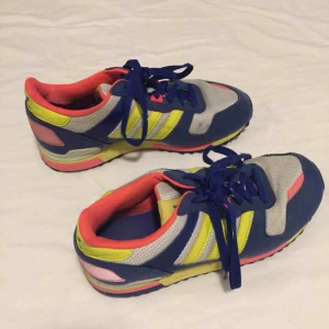  - Adidas sneakers i strl 38 2/3. Använda men i gott skick. + Frakt 50 kr