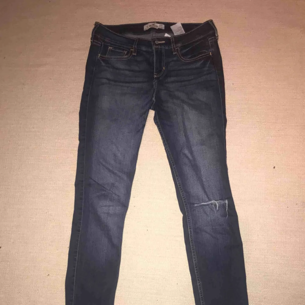 Mörkblå hollister jeans. Använda en del men i gott skick. . Jeans & Byxor.