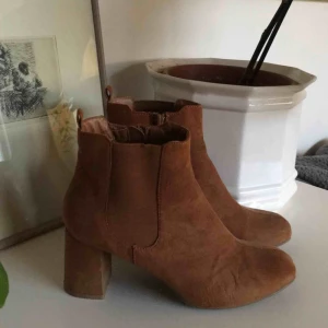  - Snygga och trendiga boots, som jag tyvärr köpte i fel storlek så har endast använt en gång🌸 Fraktar + möts upp i Uppsala✨