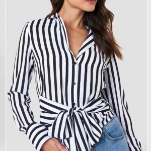  - NA-KD     Oanvänd Tied Waist striped shirt  Nypris 399kr Lapparna sitter kvar