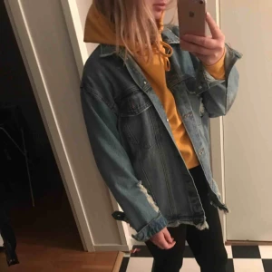  - Fin jeansjacka från Junkyard, inte använd mycket, har lite slitdetaljer och fransad längst ner, jättesnygg! Säljes för att jag aldrig använder den:) frakt tillkommer!