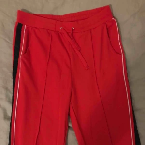  - Röda striped bikbok byxor, använd max 3 gånger! Frakt: 40kr 