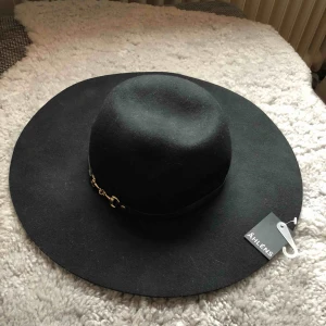  - Hatt från Åhléns, oanvänd. 