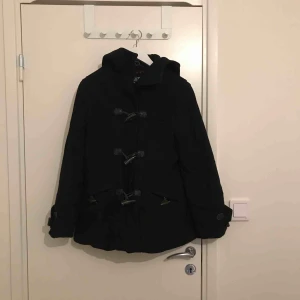  - Jättefin svart duffel från Made in the shade med en stor luva. Passar nog XS-M beroende på hur man vill att den ska sitta💕 (Inte använd på ett tag så ser lite knögglig ut på bilden)