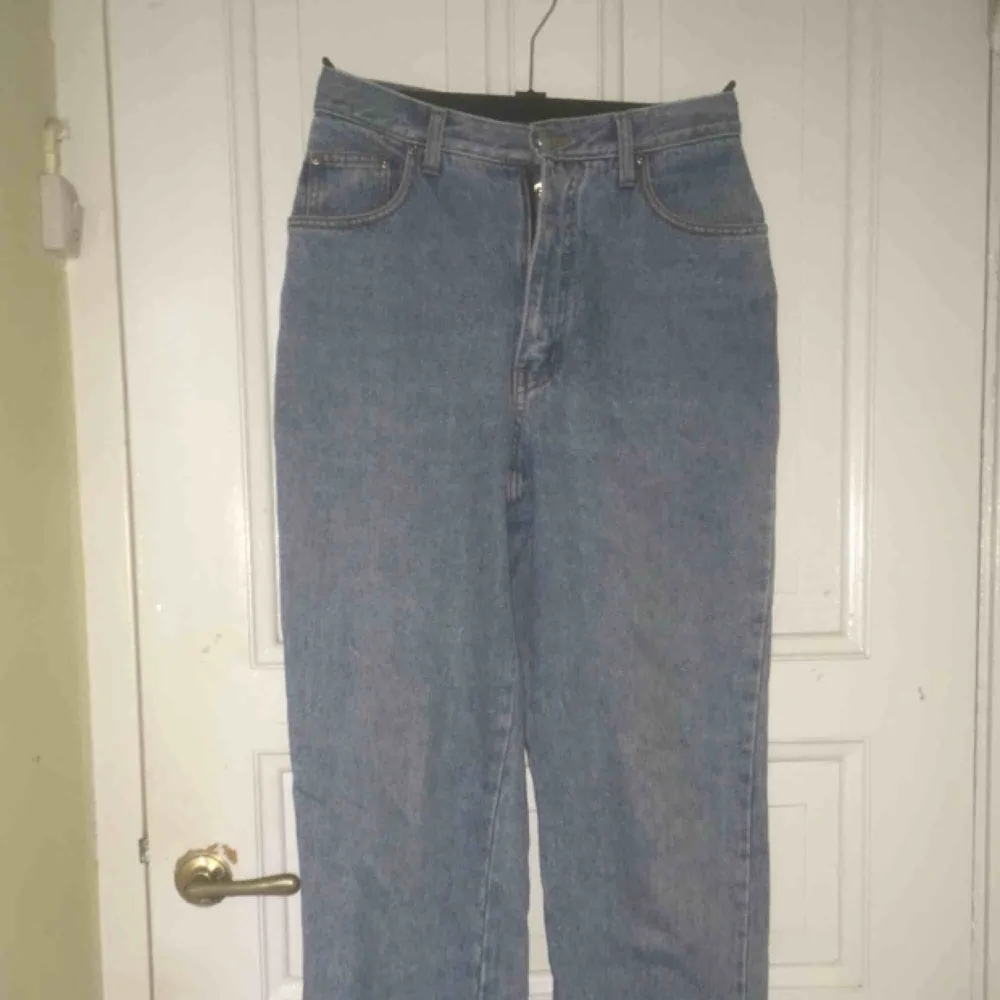 Vintage jeans i 80-talsstil. Fri frakt. Observera fläckar längst ned vid benen, skickar bild på dessa vid intresse.. Jeans & Byxor.