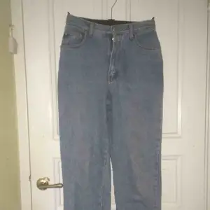 Vintage jeans i 80-talsstil. Fri frakt. Observera fläckar längst ned vid benen, skickar bild på dessa vid intresse.