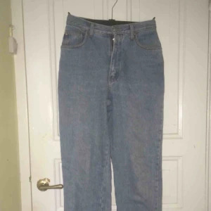  - Vintage jeans i 80-talsstil. Fri frakt. Observera fläckar längst ned vid benen, skickar bild på dessa vid intresse.
