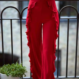  - Varför inte piffa upp outfiten med dessa coola byxor? Har en fin hög midja med snygga detaljer som piffar upp din outfit.😍 Passar perfekt till ett par boots.👠 FRAKT: 59kr =köparen står för frakten 📩