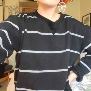  - Collegetröja! Köparen står för frakt:) hål i ena armen därav det låga priset!