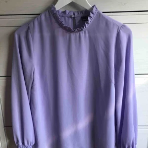  - Fin blus i härlig färg! Låg ståkrage. Storlek 36. Köparen betalar frakt! 🌸