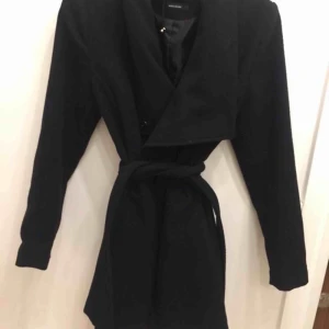  - Säljer min fina kappa från bik bok, den är i fint skick. Jag fraktar eller möts i Göteborg