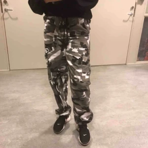  - Säljer ett par militärbyxor/cargobyxor då öppet köpet har gått ut och byxorna kommer inte åt användning.  De är i storlek 30, motsvarar XS/S och sitter jättesnyggt vid höften och midjan! Säljs för 350kr! Kan rabatteras vid snabbaffär. 