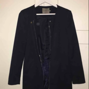  - Använd men i mycket gott skick! Passar på vår och höst tillfällen. Köparen står för frakt annars möts jag upp i Centrala Stockholm 