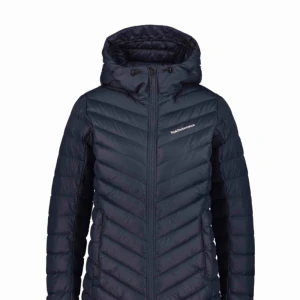  - (KAN MÖTAS UPP I ANDRA STÄDER) Superfin Peak Performance jacka i mörkblått köptes för 2500 knappt använd.Kan skicka egen tagna bilder på jackan och skicka. ❤️