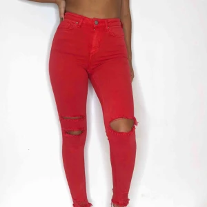  - högmidjade jeans från Cubus som är använda 2 gånger. Jeansen är i stretchigt tyg. Nypris 599:-