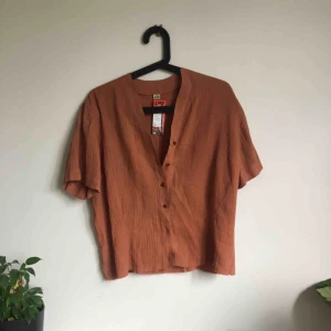  - Skjorta i roströd/orange. Köpt second hand på Fretex i Norge. Aldrig använd.  Mötes upp i Göteborg eller skickas. Frakt 40kr tillkommer.