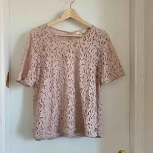 T-shirt/Topp från MQ, märket ”365”. Ljusrosa med spetsmönster över hela, den har även ett underlinne i samma nyans. Fin knäppning i ryggen. Fint skick!!🌸 Frakt tillkommer ✨ 