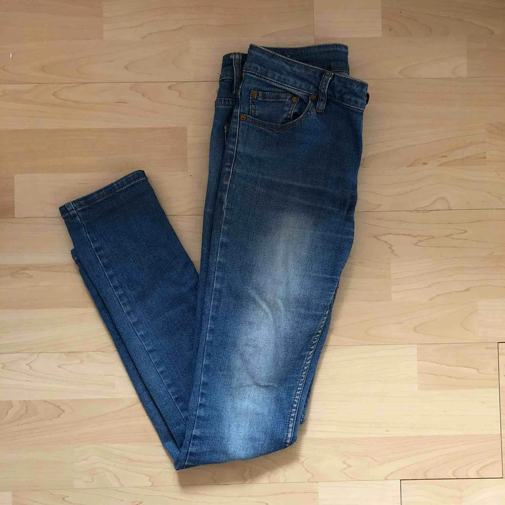Snygga ljusa jeans inköpta från Cubus. Storlek: Regular 28. Frakt 39 kr🌿. Jeans & Byxor.