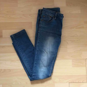  - Snygga ljusa jeans inköpta från Cubus. Storlek: Regular 28. Frakt 39 kr🌿
