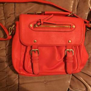 Hardly used, big oasis messenger bag. In great condition, fits all of your things. Great rouge color 🍒