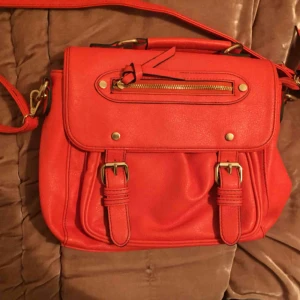  - Hardly used, big oasis messenger bag. In great condition, fits all of your things. Great rouge color 🍒