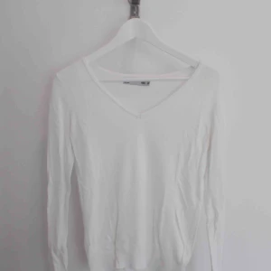  - Grymt fin och skön tröja med fin v-ringning! Perfekt till hösten 🍁🍃 hör av er om ni har några frågor! 