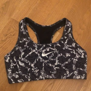 - Träningsbh från Nike! Jag möts gärna upp annars kan frakt diskuteras vid köp! :) 