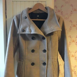  - Kort beiga kappa/jacka i mkt bra skick, funkar till både hösten och vintern. Fler bilder kan skickas:) Köparen står för frakt eller möts upp i centrala Sthlm 