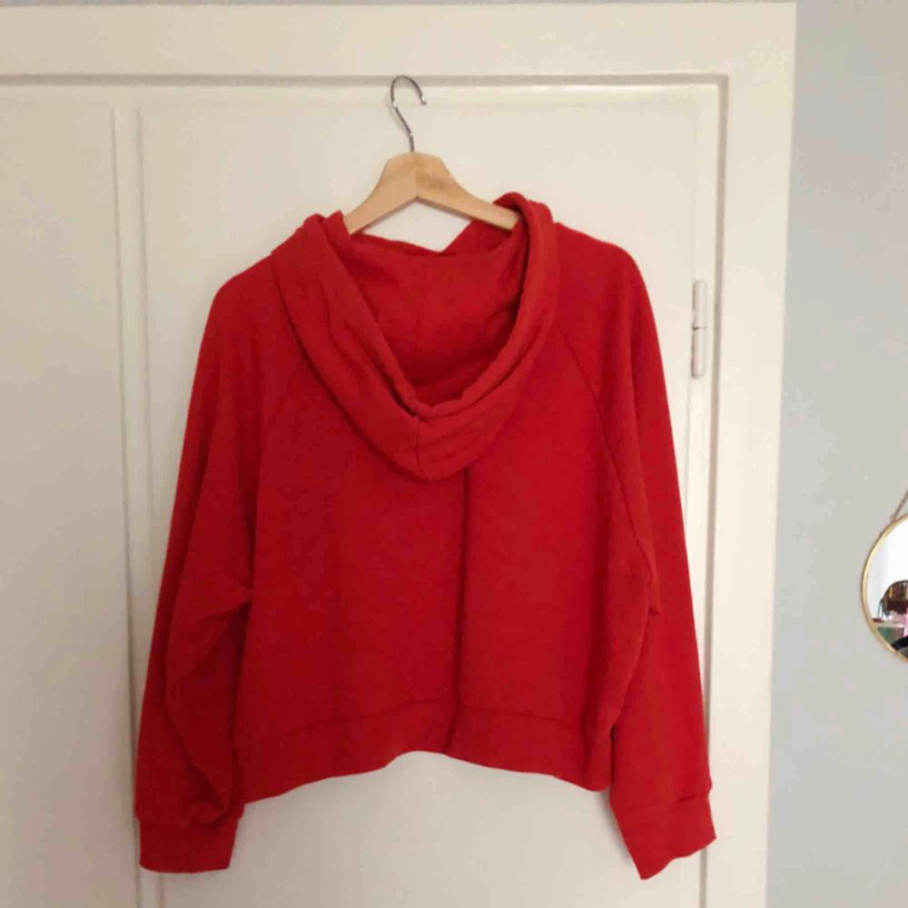 Röd hoodie från Monki. Superskön, varken tjock eller tunn.. Huvtröjor & Träningströjor.