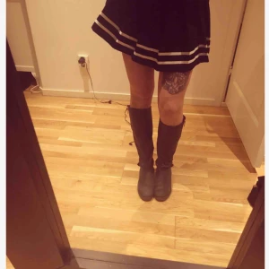  - Svingoa läder boots/stövlar från urban project. Köpte för 1999:- på scorett Väl använda men i mycket fint skick då det är riktigt bra kvalité! Väldigt sköna 