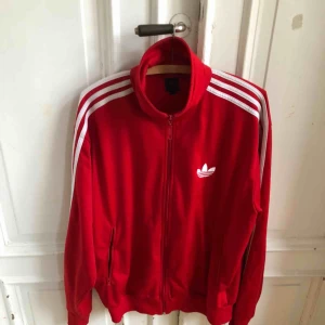  - Adidas jacka. Väl använd och lite fläckar av färg, bra jacka att härja runt med. 🔥 