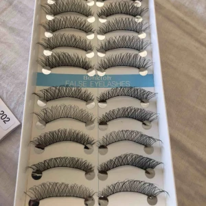  - Helt nya lösögonfransar.Ett 10 pack ögonfransar för 150kr/ st.Finns att hämtas i navestad.Djur och rökfritt hem. 