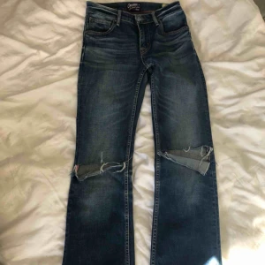  - Ett par håliga bootcut jeans i storlek 26/32. Väldigt bra skick! Frakt ingår ej i priset