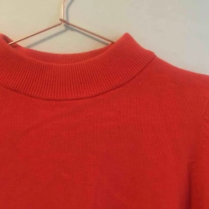  - orange stickad polo med slitsar i sidorna. nyskick!