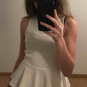  - En vit tröja, oanvänd. 