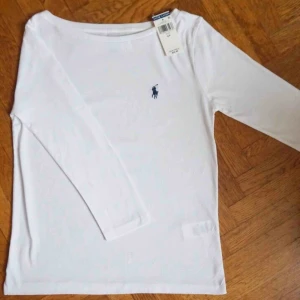  - Super fin och klassisk Ralph Lauren trekvarts armar tröja i toppen skick! Köpt i New York, Prislapp kvar på 39$ 🤗