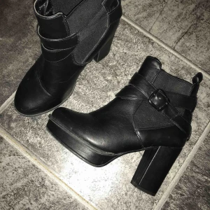  - Skor i nyskick från dinsko, supersköna och enkla att gå i!