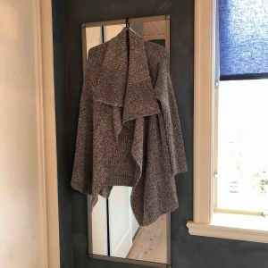  - Aldrig använd supermjuk och mysig cardigan strl 36. Perfekt nu i höst och vinter 